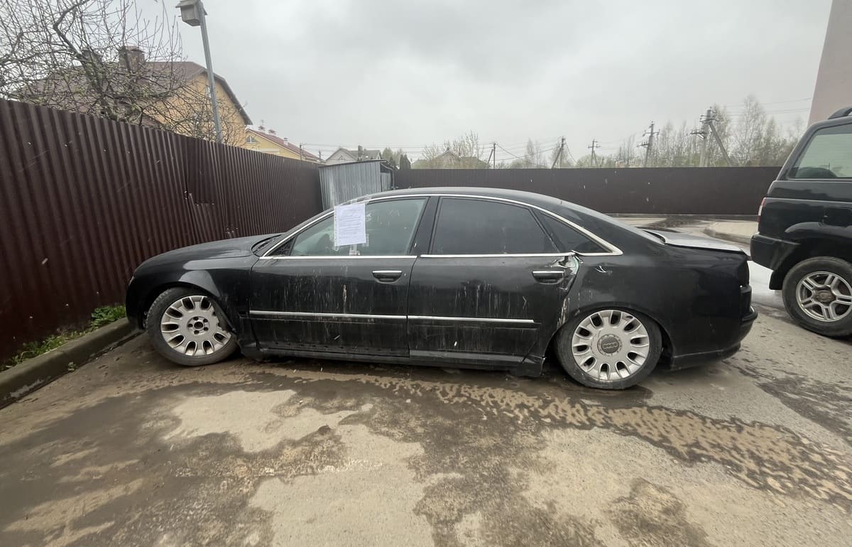 В Твери ищут хозяина брошенной черной Audi Фото: администрация Твери