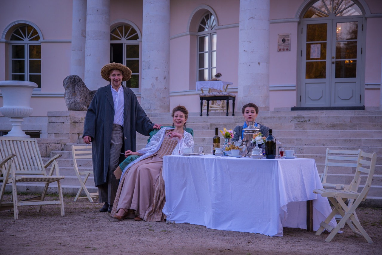 Тверская усадьба как подиум: от высокой моды до театральных подмостков Автор рубрики: аналитик моды Ольга Гулина
 Фото:
 1. фестиваль Лайткод, Игорь Долгих
 2. усадьба «Степановское-Волосово», Ольга Гулина
 3. спектакль «Платонов» в 
сообществе усадьбы «Степановское-Волосово»