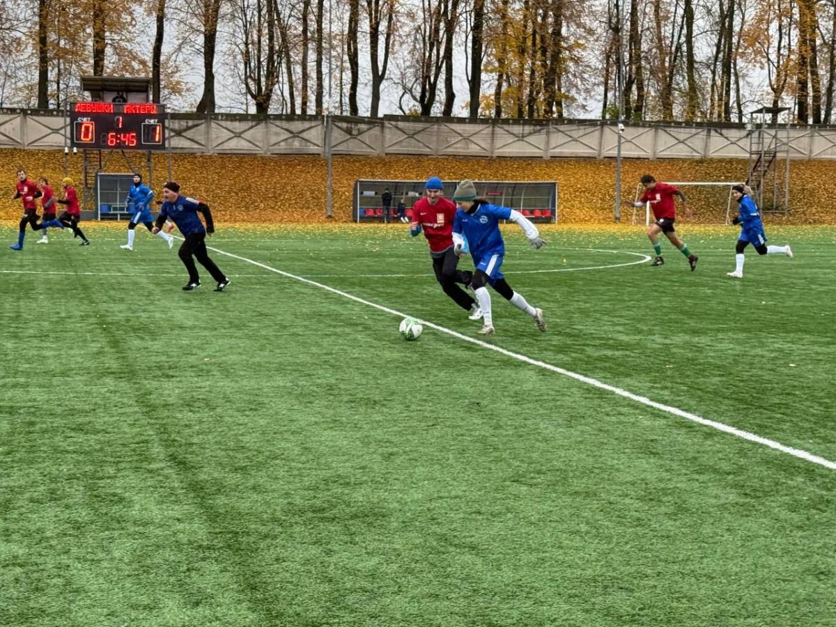 В Твери актеры театров сыграли в футбол против команды девушек и звезд спорта Фото: Юлия Цветкова