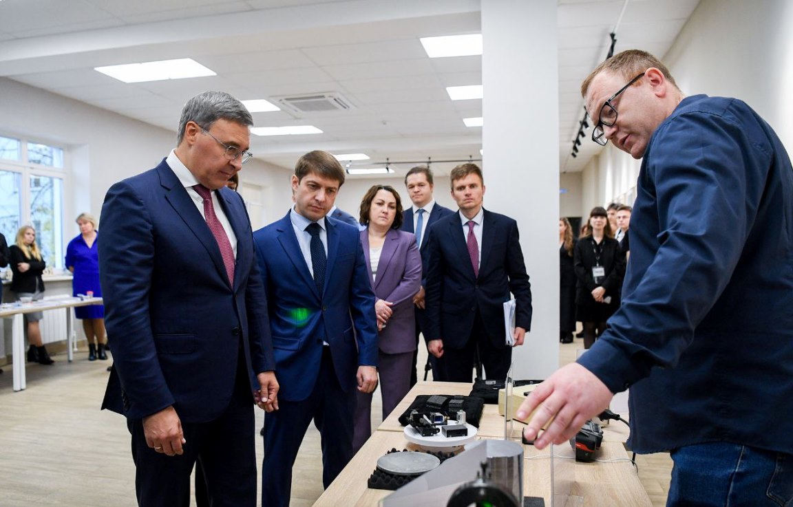 Министр науки РФ Валерий Фальков ознакомился с разработками тверских ученых Фото: Оксана Стрыгина