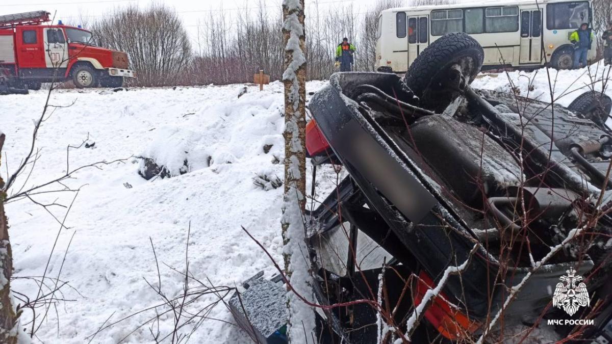 Под Тверью в ДТП перевернулся автомобиль   Фото: МЧС