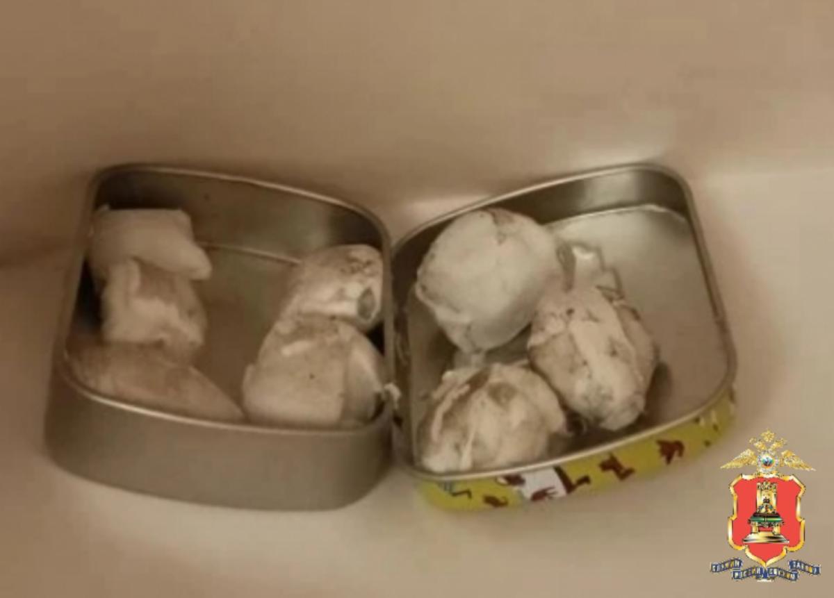 В Бологое задержаны двое молодых людей с «солью» в коробочке от монпасье Фото: УМВД Тверской области