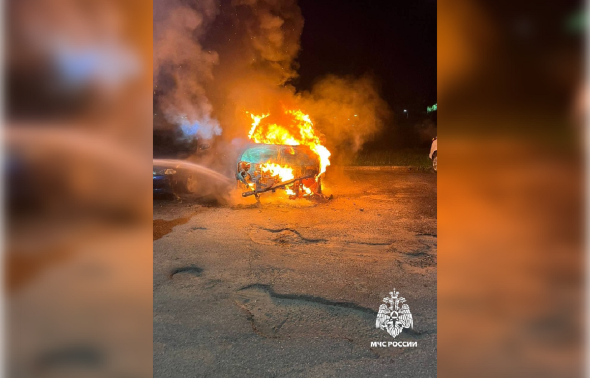 Ночью в Твери горел автомобиль Mitsubishi Pajero Фото: МЧС по Тверской области