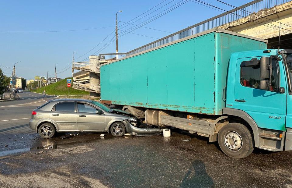 Ребенок и женщина пострадали в ДТП на улице Коминтерна в Твери - новости Афанасий