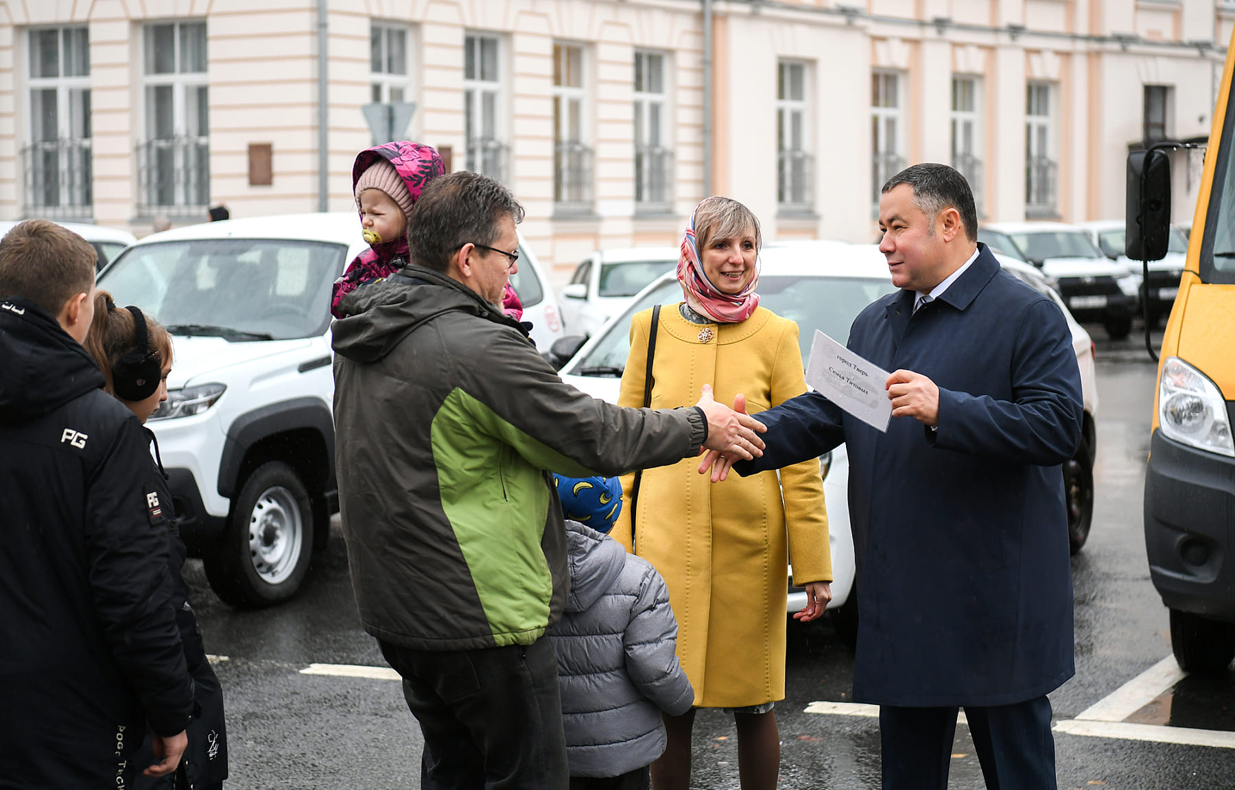 Губернатор Игорь Руденя передал многодетным новые автомобили, главам муниципалитетов Тверской области – школьные автобусы и машины для медиков Фото: правительство Тверской области