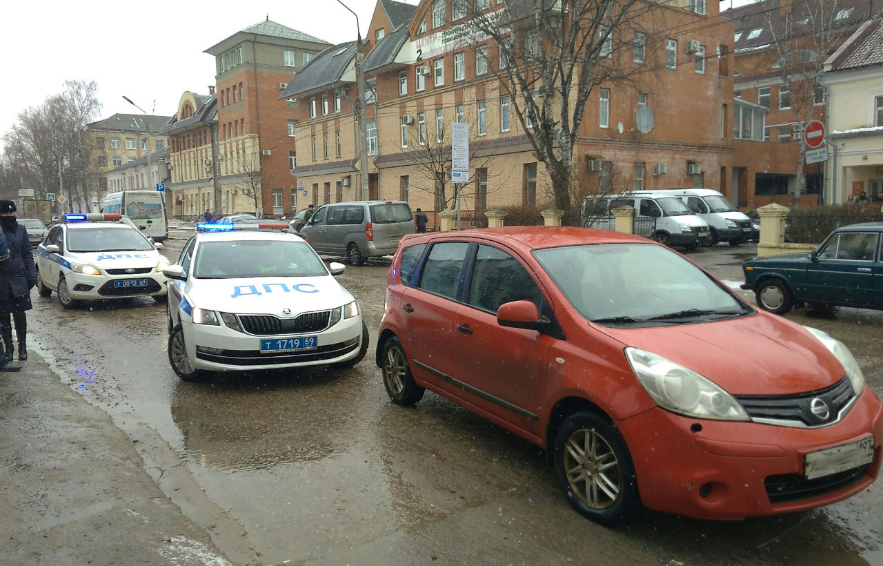 «Акция против снижения аварийности»: девушка объяснила, зачем залезла на памятник Кругу в Твери 