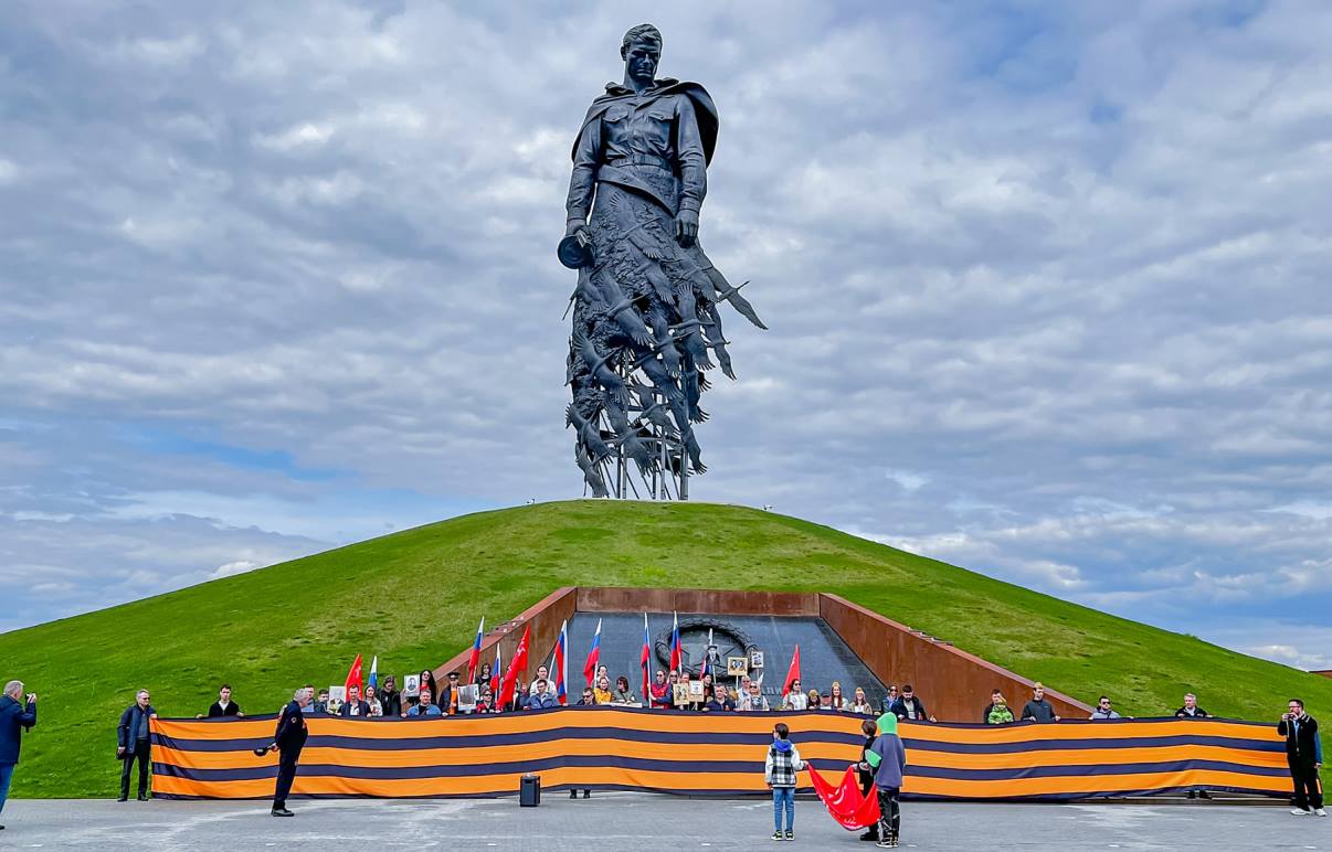 Участники автопробега к Дню Победы развернули у Ржевского мемориала Советскому солдату масштабную Георгиевскую ленту - новости Афанасий