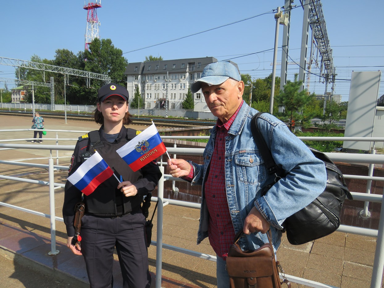 В Твери на железнодорожном вокзале прошла патриотическая акция «Флаг России — наша гордость» Фото: транспортная полиция