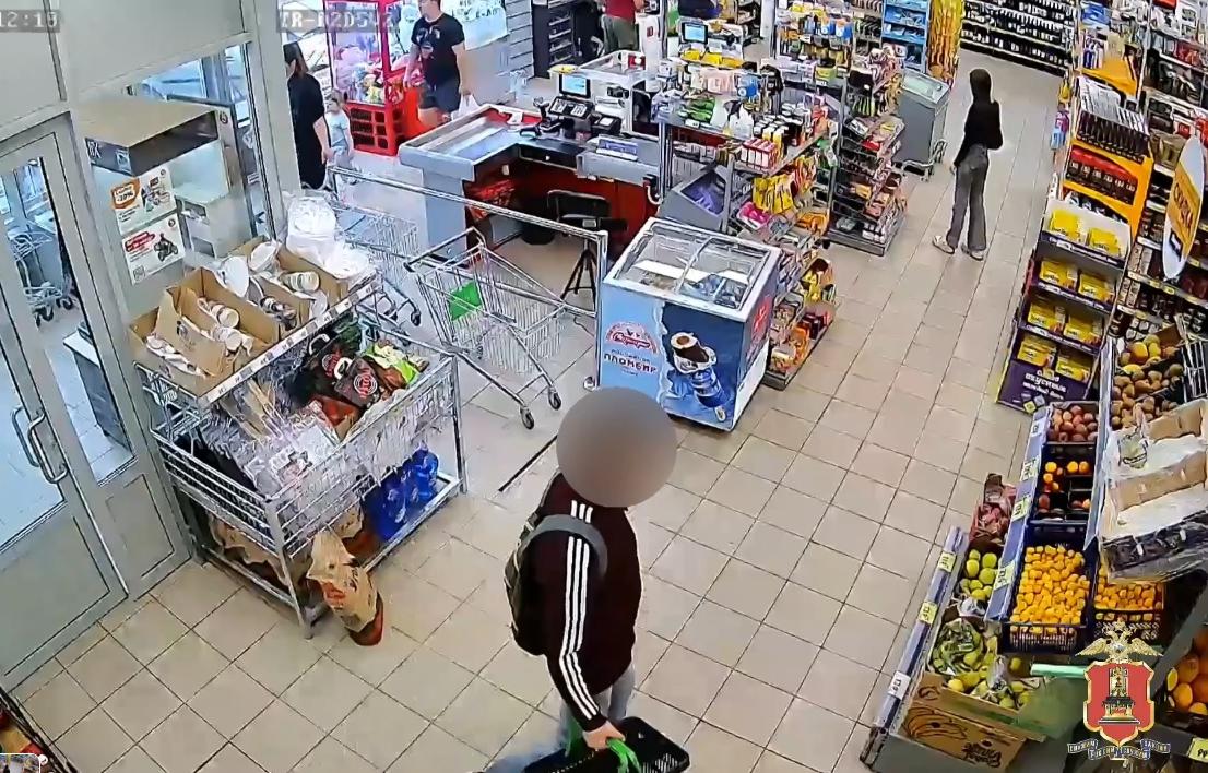 В Твери по записям с камер наблюдения нашли укравшего 6 кг сыра мужчину Видео: пресс-служба УМВД России по Тверской области
