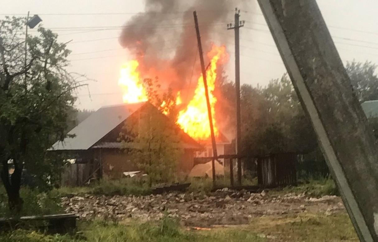 В Кимрах из-за удара молнии сгорел дом - ВИДЕО - новости Афанасий