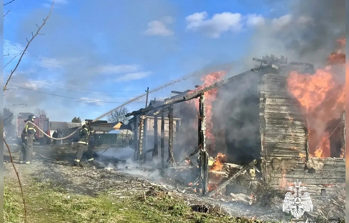 В Бологое сгорел бесхозный дом Фото, видео: МЧС по Тверской области
