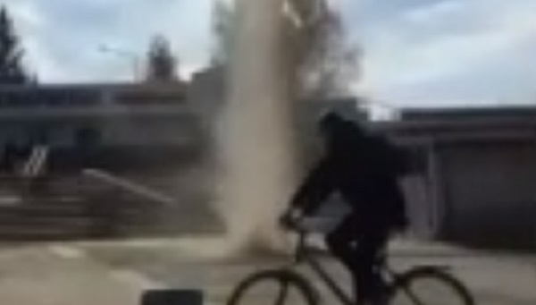 В Твери на видео сняли появление небольшого смерча 