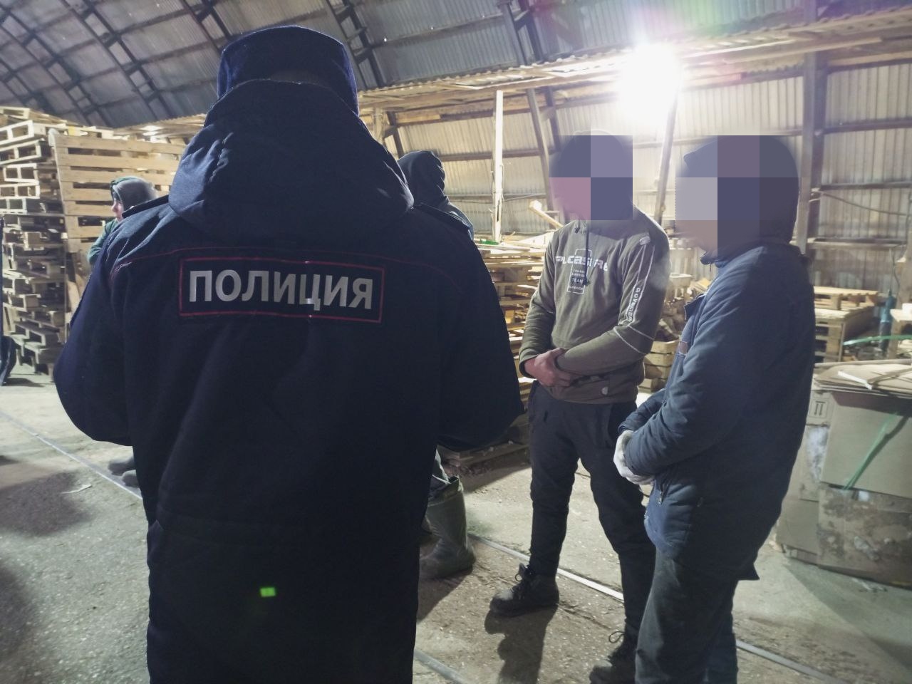 В Осташкове узбеки с патентом другого региона чинили окна в местном колледже Фото: архив Afanasy.biz