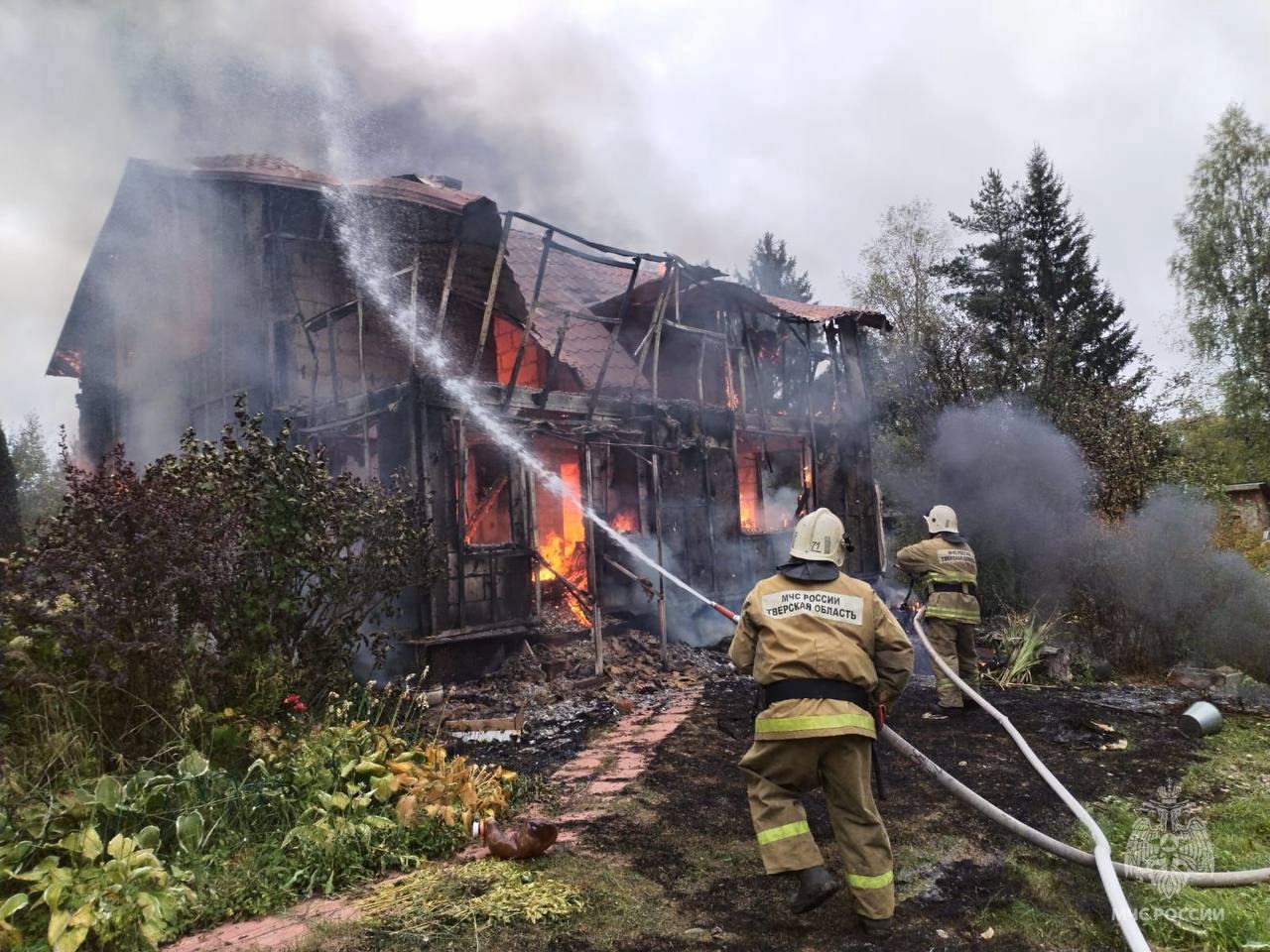В Зубцовском районе сгорел большой деревянный дом Фото: МЧС Тверской области