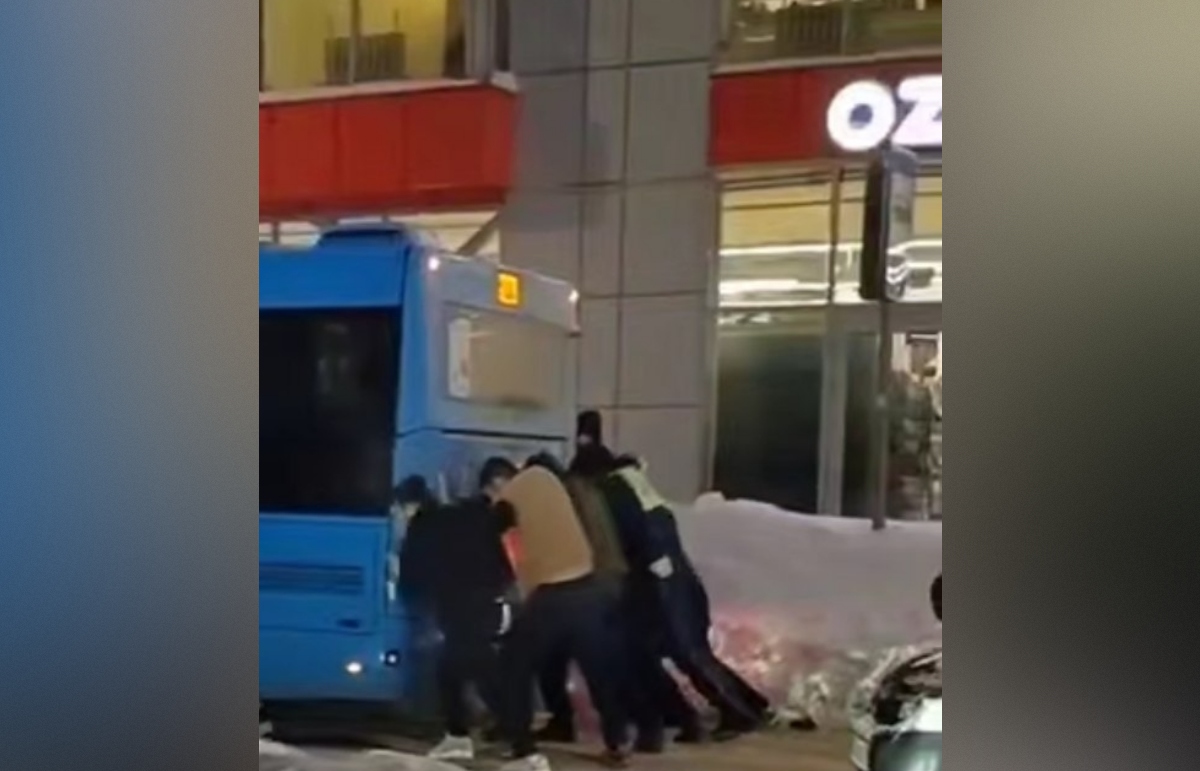 В Твери полицейские и горожане вместе выталкивали застрявший автобус - новости Афанасий