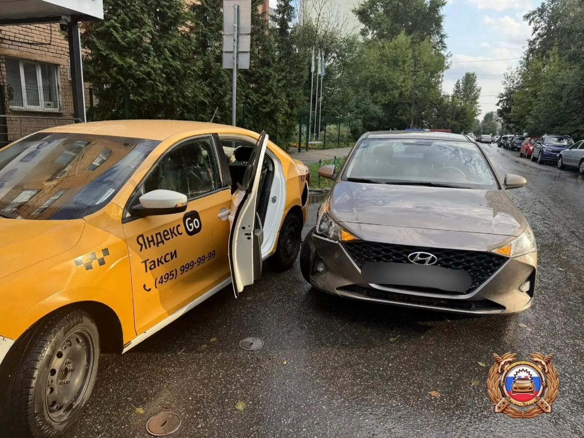 В Твери 7-летнюю девочку и таксиста зажало дверью автомобиля Фото: ГАИ