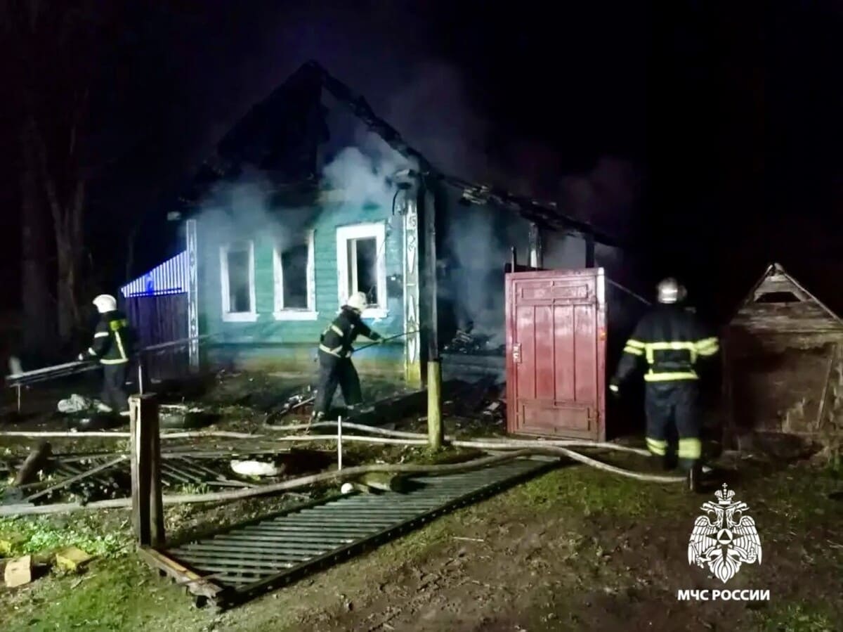 Два человека погибли в огне пожара под Торжком в Тверской области Фото, видео: ГУ МЧС России по Тверской области; фото: прокуратура Тверской области