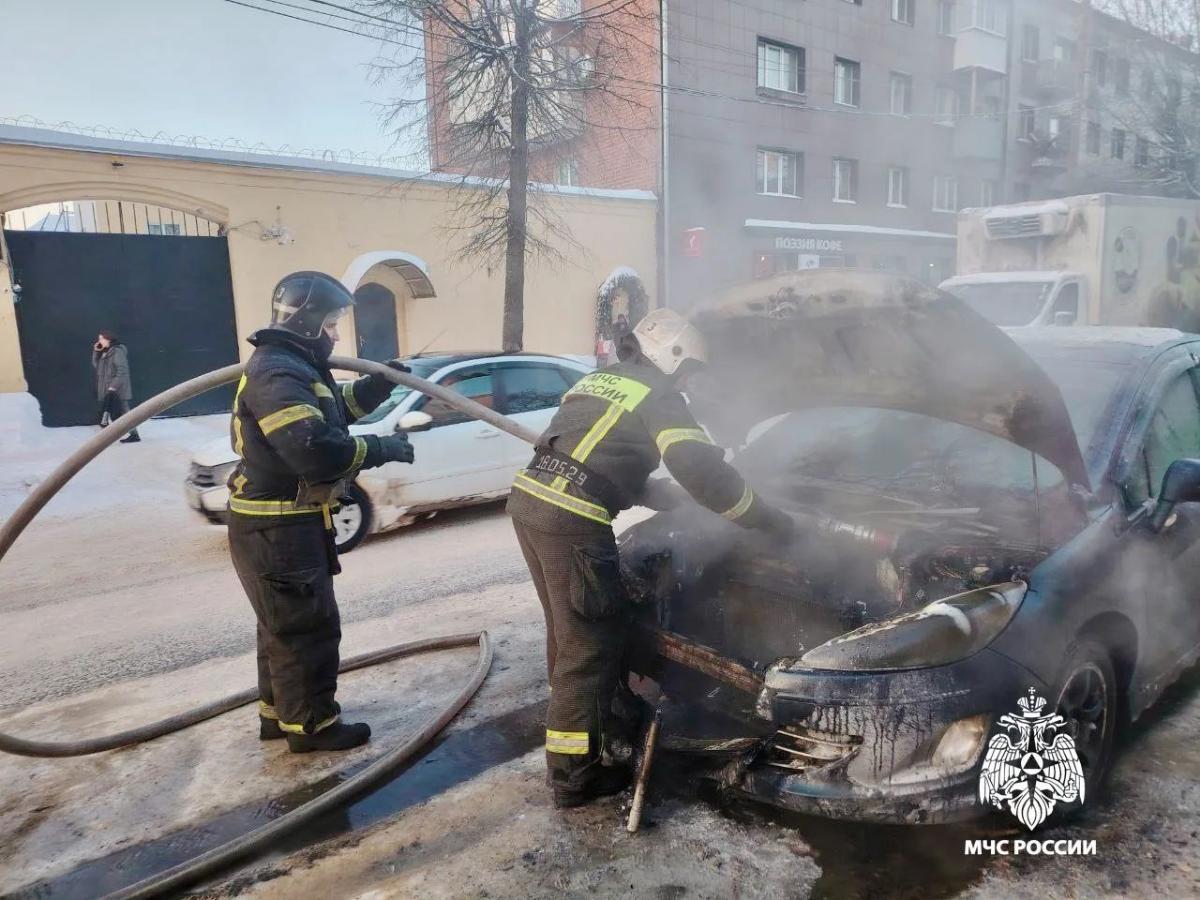 В Твери во время движения загорелась машина Фото: МЧС