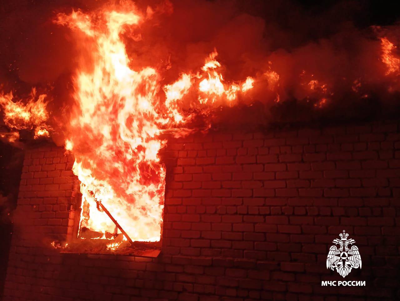 Трое детей и взрослый эвакуированы из горящего дома в Тверской области Фото: ГУ МЧС России по Тверской области