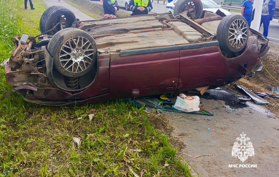 Автомобиль опрокинулся на трассе М10 под Вышним Волочком - новости Афанасий