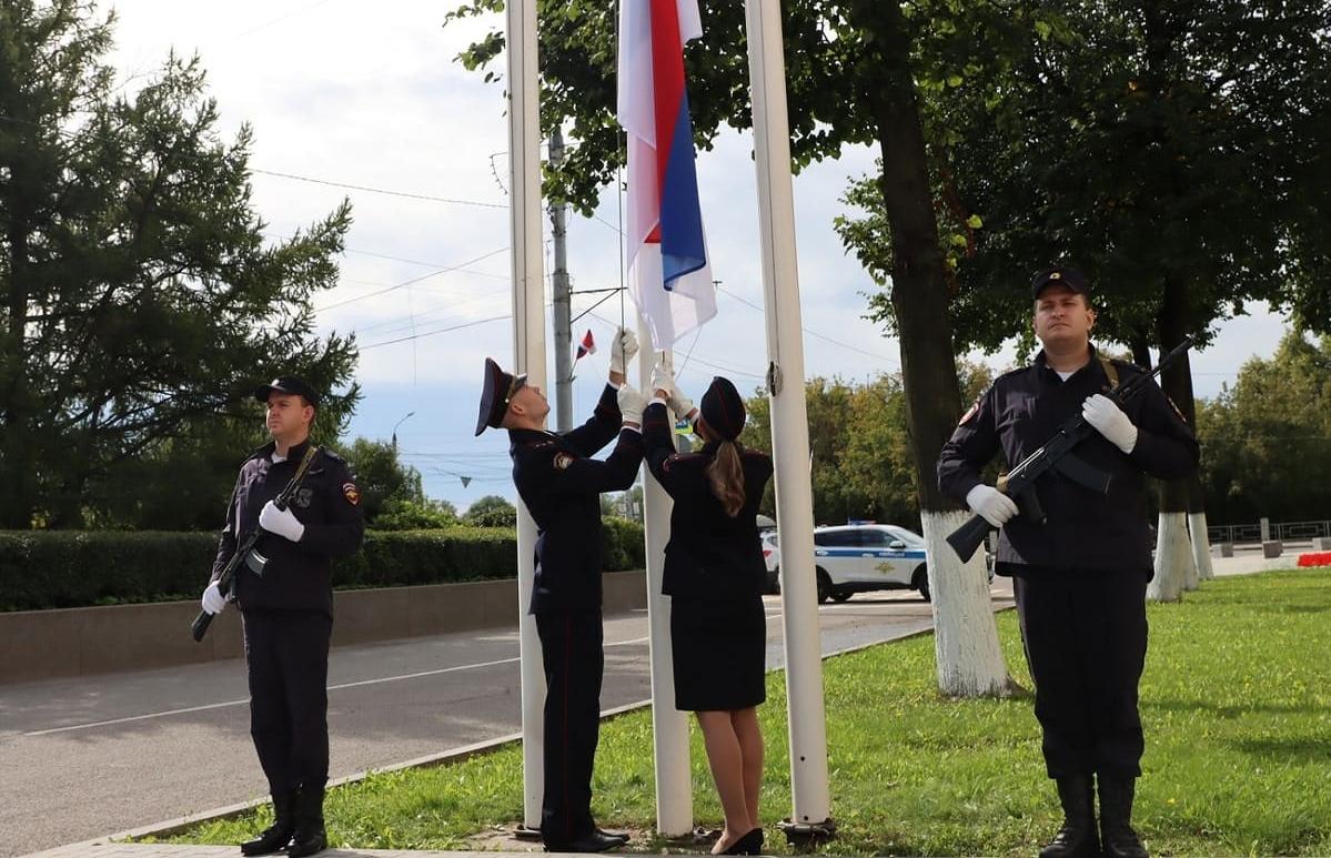 Тверским полицейским в День государственного флага России вручены награды - новости Афанасий