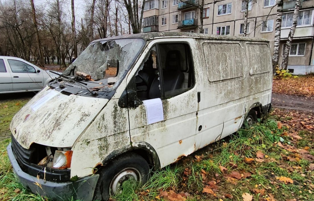 С собственника требуют убрать автомобиль без стекол и фар с набережной в Твери Фото: Администрация Твери