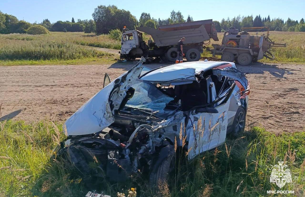 Автомобиль каршеринга смяло от столкновения с грузовиком в Тверской области - новости Афанасий