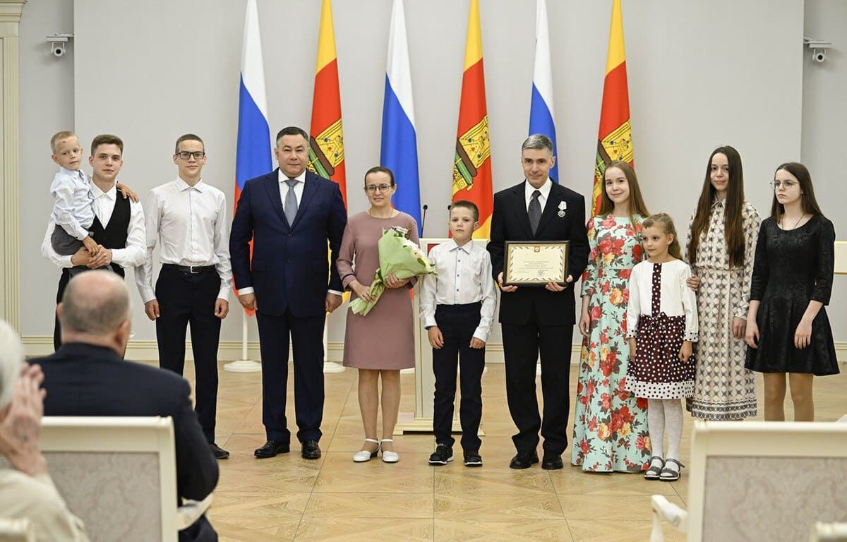 Накануне Дня России Игорь Руденя вручил госнаграды жителям Тверской области - новости Афанасий