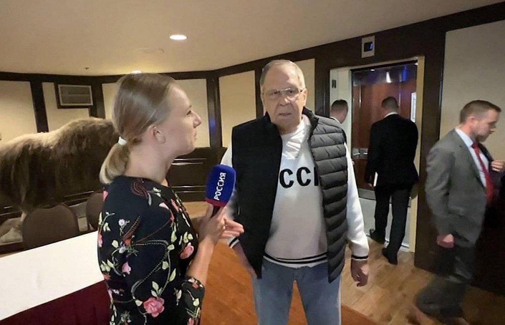 Модный принт. Свитер Лаврова стал самым желанным айтемом августа - новости Афанасий