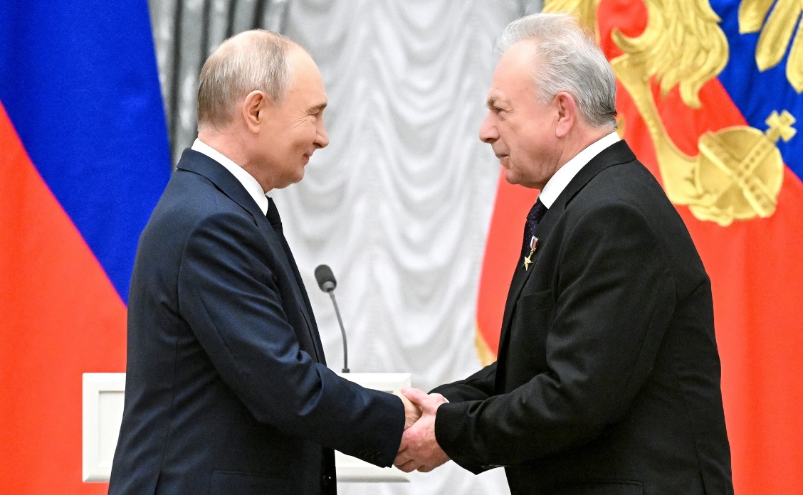 Владимир Путин вручил медаль Героя Труда  Виктору Игнатову - новости Афанасий