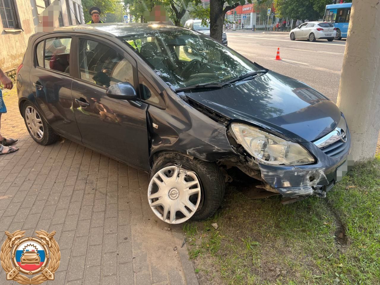 В Твери на улице Горького после ДТП одна из машин вылетела на тротуар