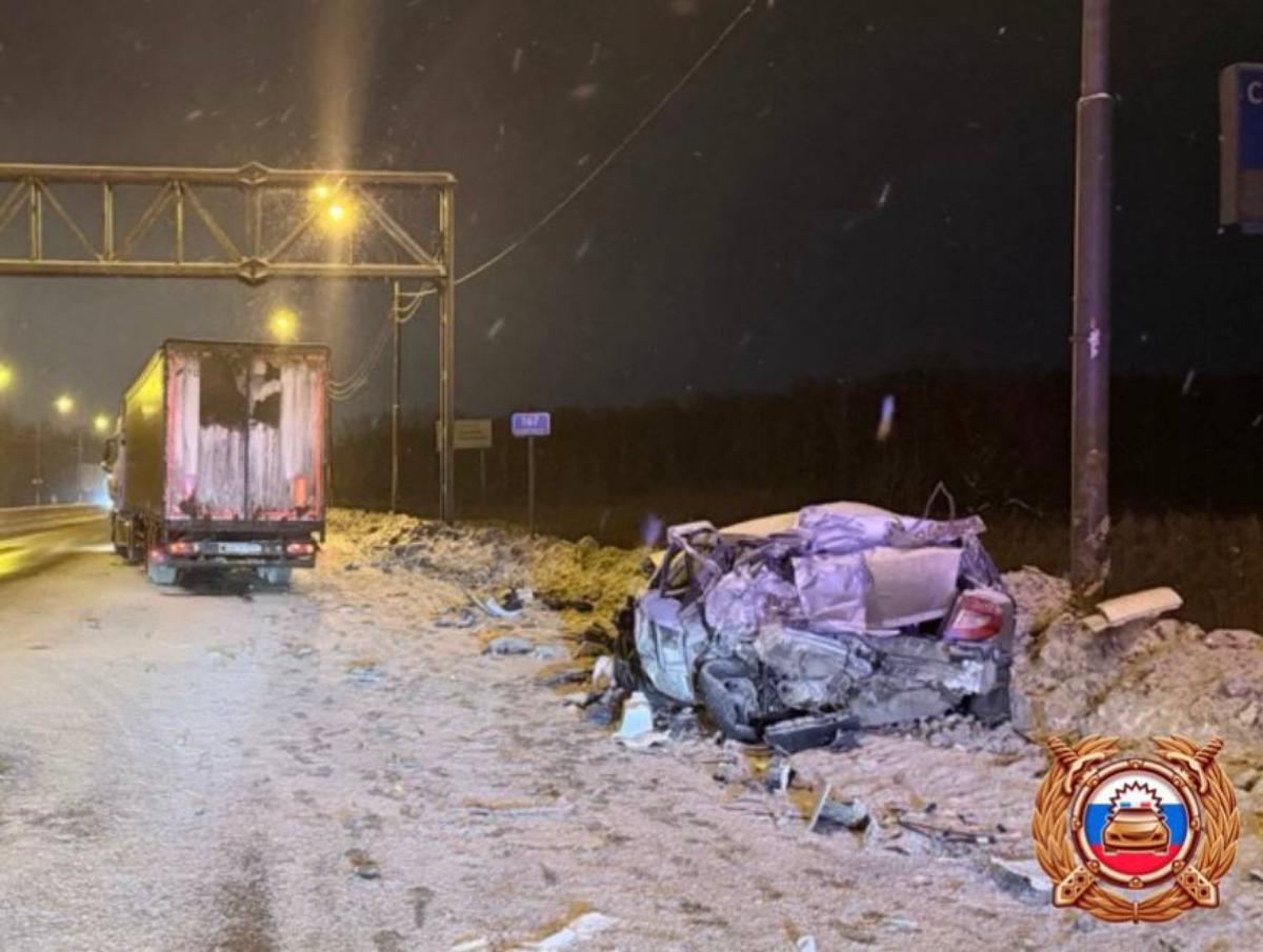 На М10 под Тверью фура протаранила стоящие машины  Фото: ГАИ