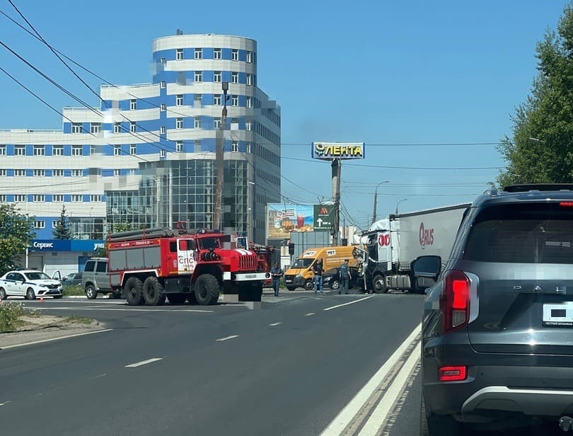 В Твери столкнулись пожарная машина и фура Фото, видео: 
News69