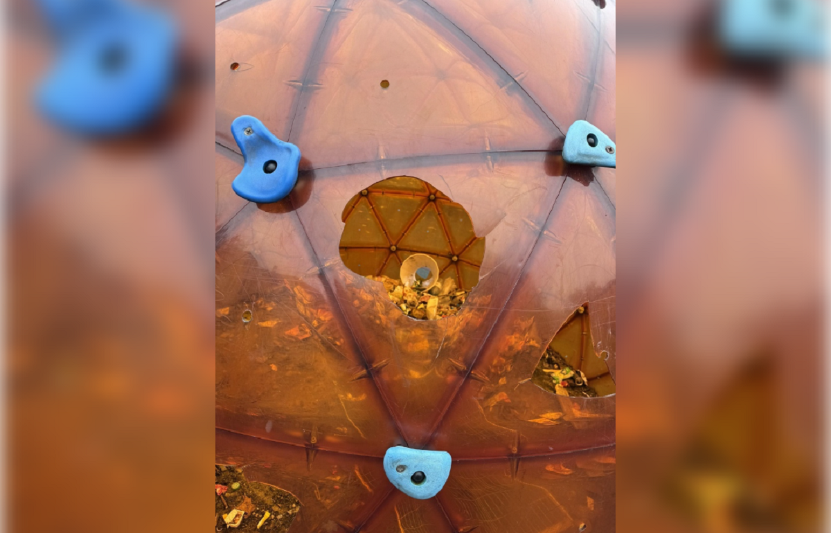 В Нелидово хулиганы разломали и исписали матом детскую площадку Фото: Администрация Нелидовского городского округа