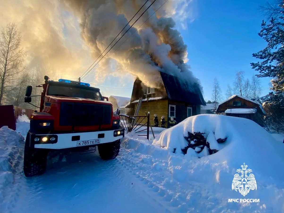 Под Тверью пожарные вынесли газовый баллон из огня и отстояли дачный дом Фото: МЧС