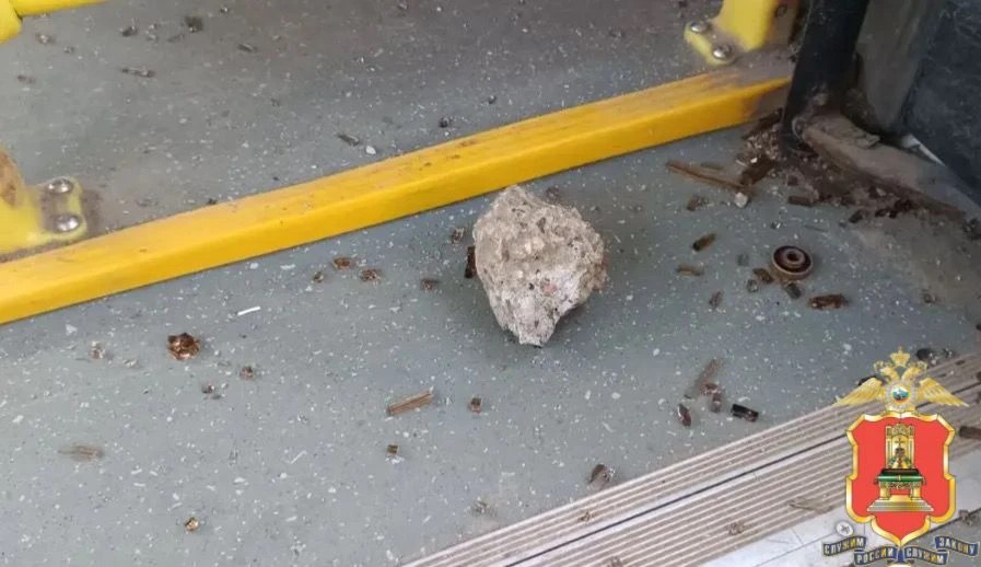 В Ржеве мужчина забросал автобус камнями Фото: УМВД по Тверской области