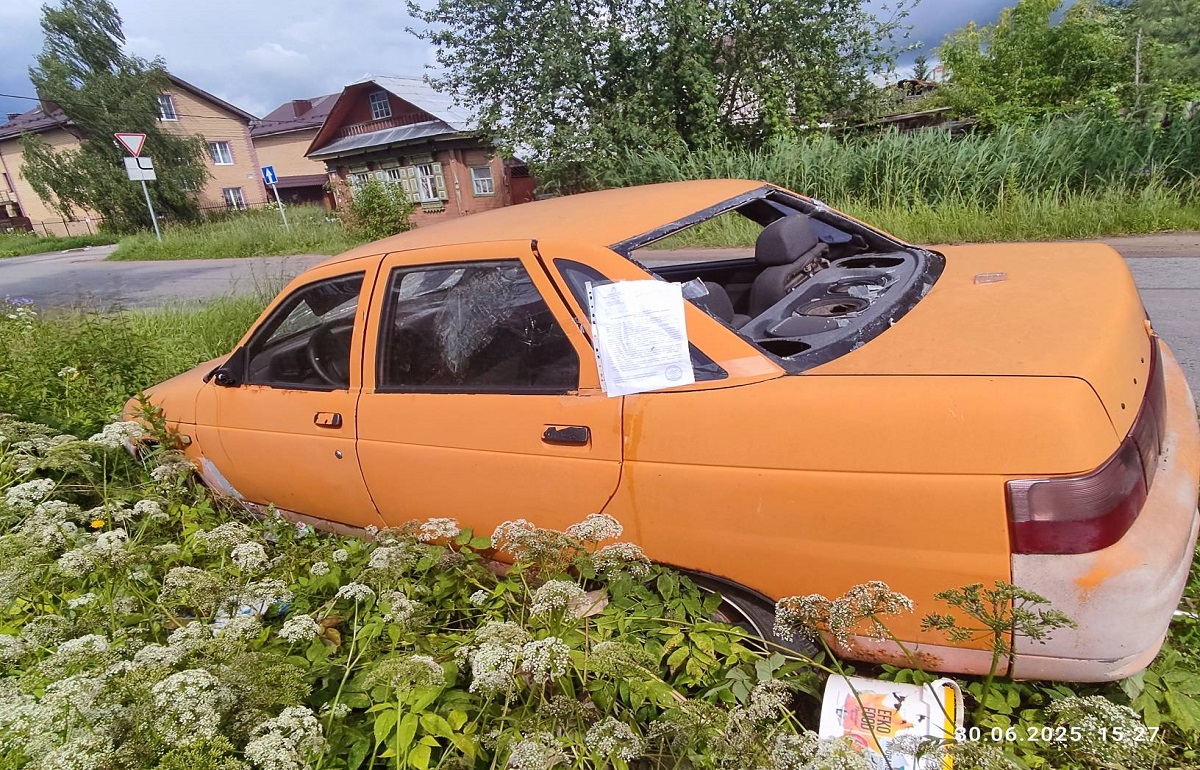 С улицы в Пролетарском районе Твери уберут оранжевую разбитую машину
