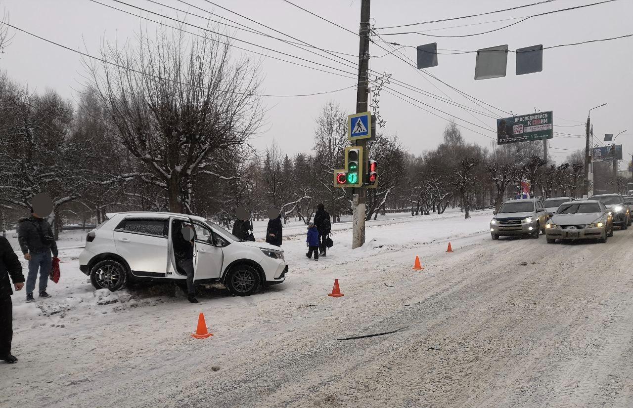 У парка Победы в Твери после ДТП «китайца» вынесло на обочину - новости Афанасий