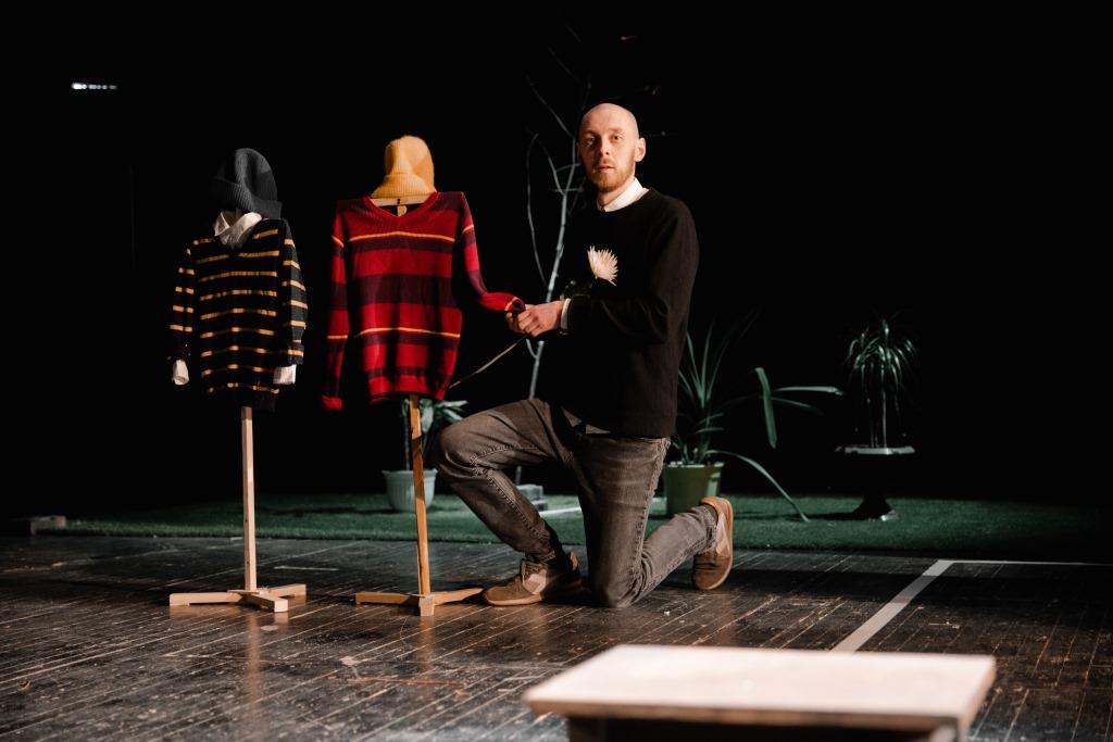 В ТЮЗе дети, дедушка, вишня и воздушный змей: чему, кроме свиста, учит новый спектакль тверского театра 