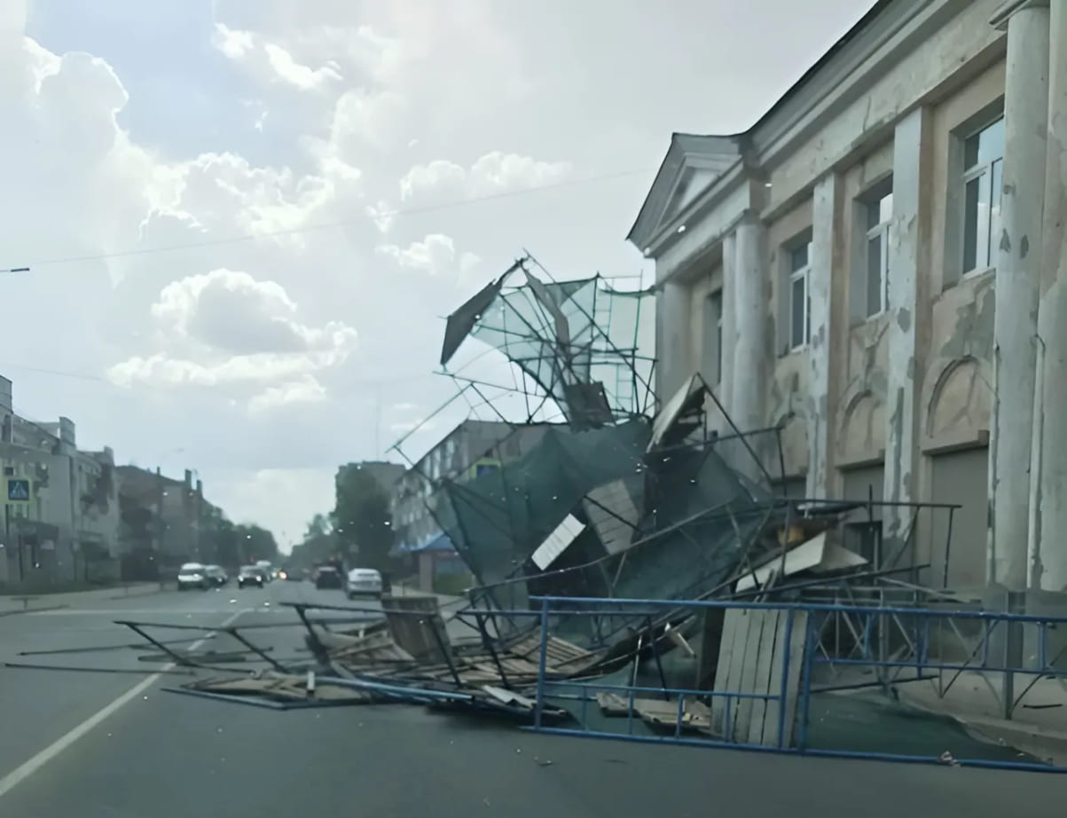 В Вышнем Волочке строительные леса обрушились на дорогу Фото: 
Наш любимый Волочёк!