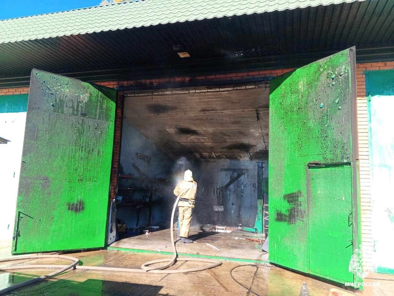 В Селижаровском районе огнеборцы успели потушить гараж Фото: МЧС по Тверской области