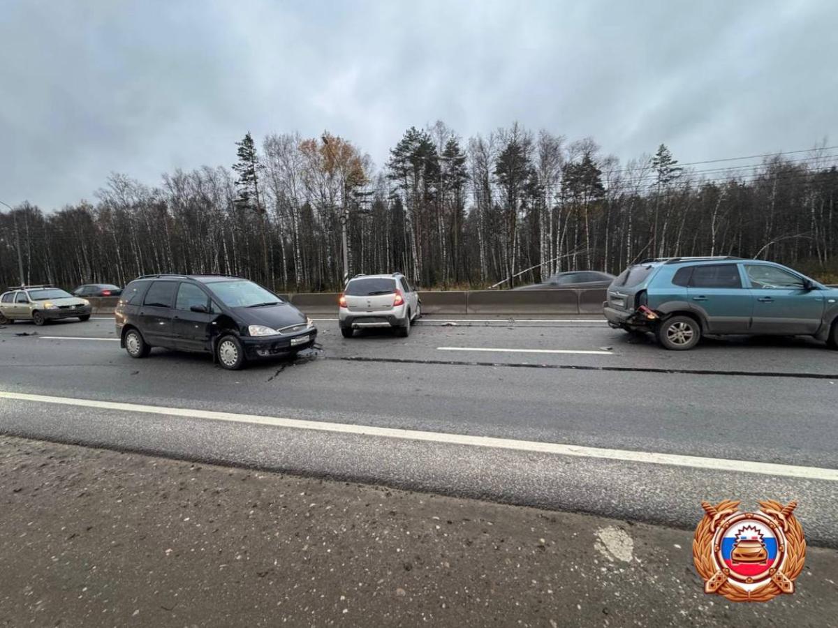 На М10 под Тверью столкнулись четыре машины Фото: ГАИ На М10 под Тверью столкнулись четыре машины Фото: ГАИ