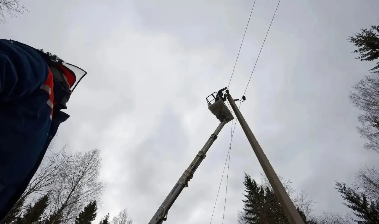 В Тверской области  потребителям, пострадавшим из-за непогоды, возвращают свет  Фото: Диана Журавлева