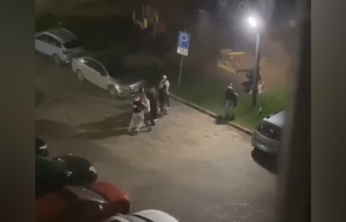 Полиция устанавливает участников драки на Левитана в Твери Фото: соцмедиа