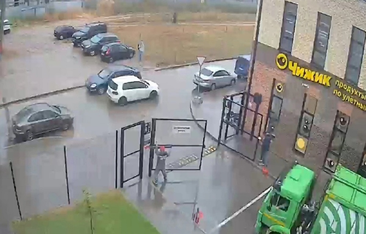 В Твери работник мусоровоза сломал ворота, чтобы уехать из ЖК 
