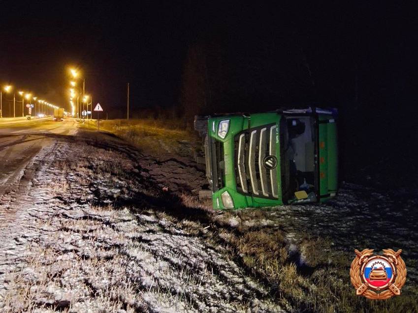 Фура опрокинулась на трассе М10 под Торжком Фото: ГАИ Тверской области, ГУ МЧС по Тверской области