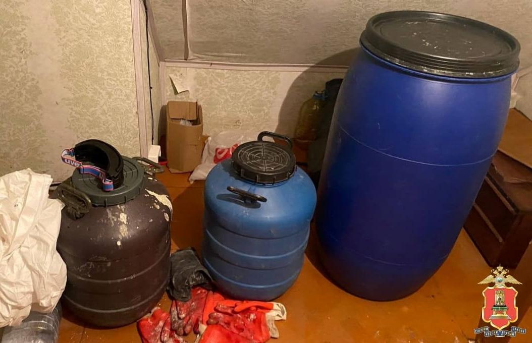 В Твери на даче два брата и их знакомая варили мефедрон Фото: УМВД России по Тверской области