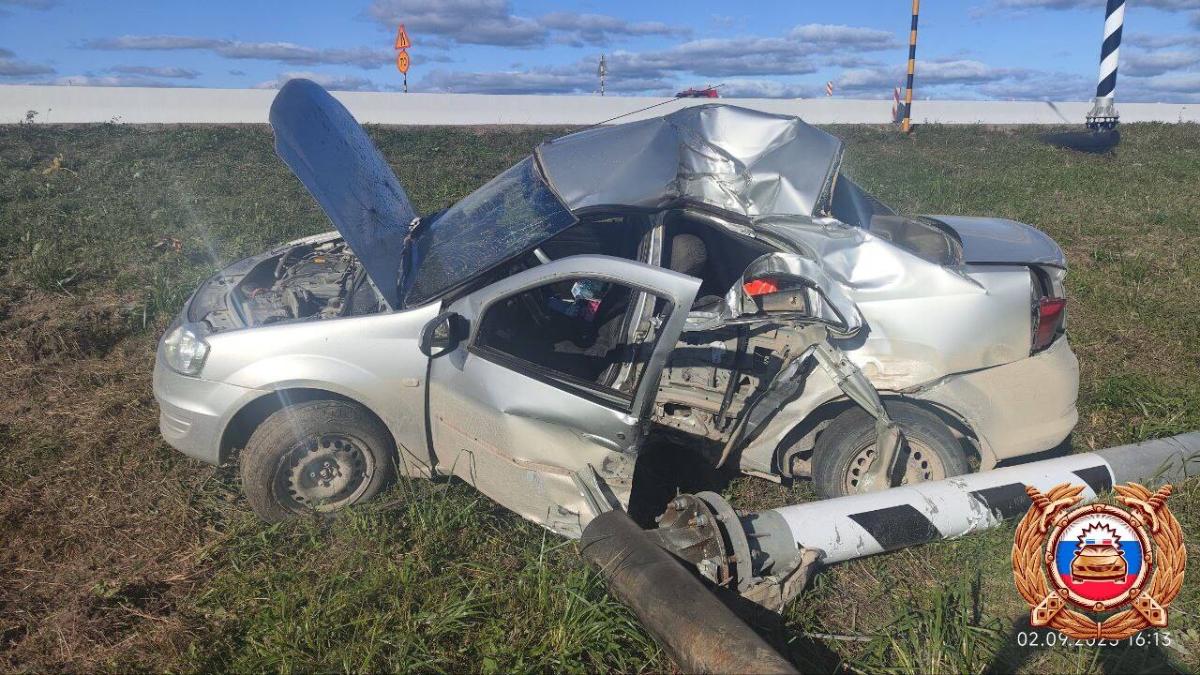 На М-9 в Тверской области Renault Logan врезался в столб 