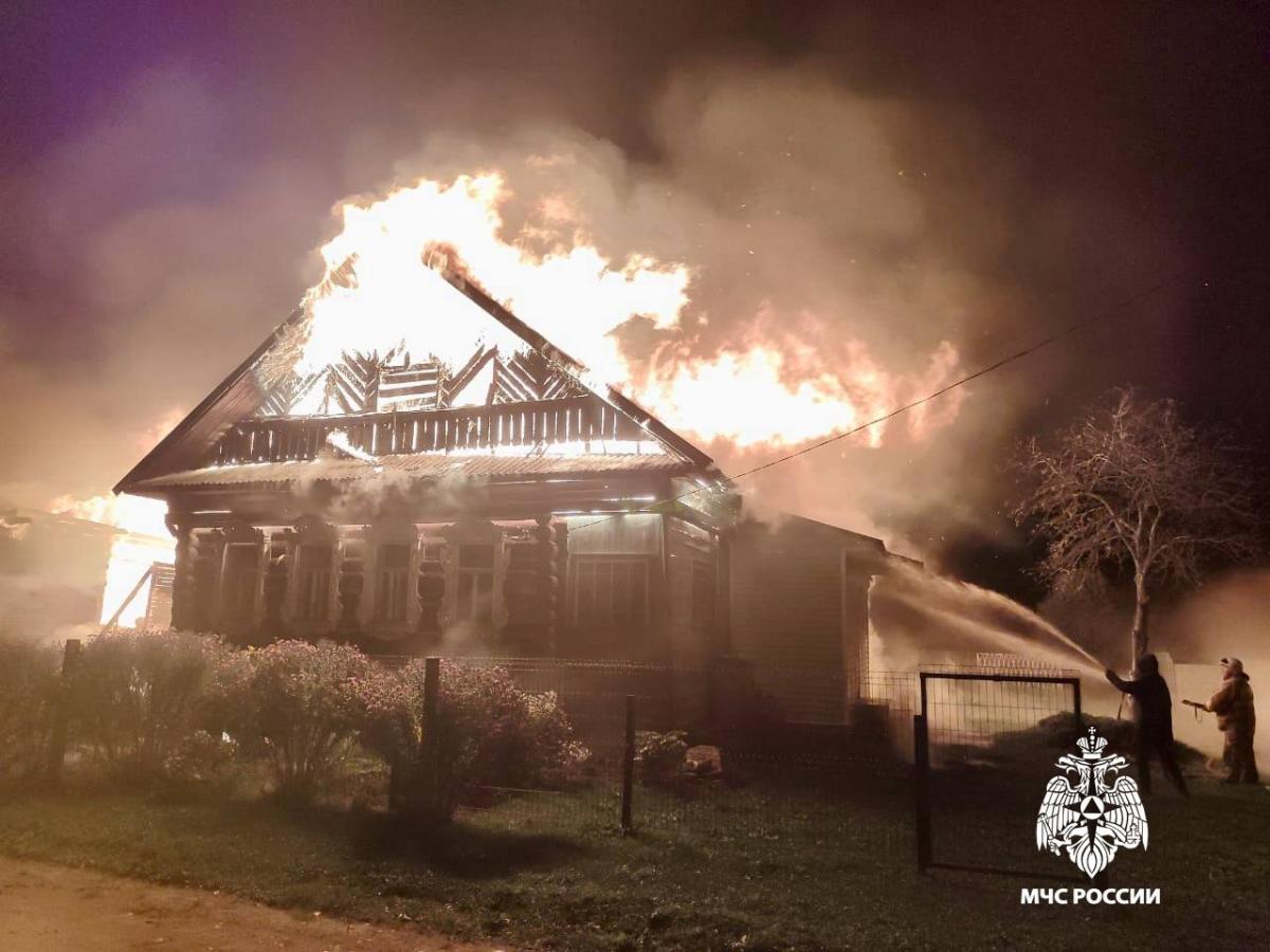 В Рамешковском округе пожарные потушили два дома и не дали загореться третьему 