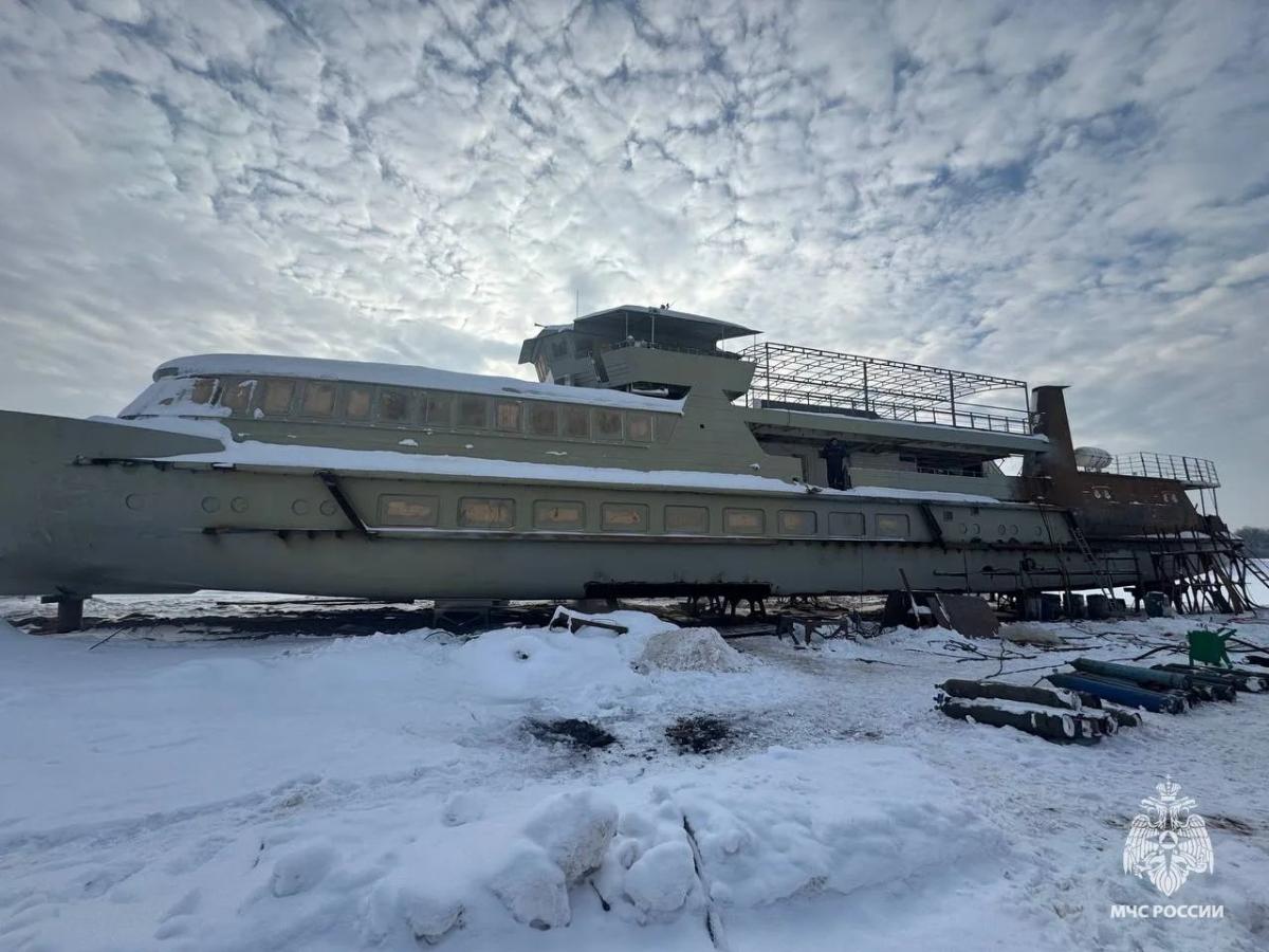 В Твери загорелся прогулочный теплоход  Фото: МЧС